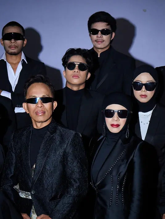 “Kalau ini dijadiin film judulnya apa ya guys?,” tulis di Instagram resmi Gen Halilintar. Namun siapa sangka, netizen justru menanyakan keberadaan Aurel Hermansyah di sesi pemotretan ini. Pasalnya kebersamaan Gen Halilintar ini terasa kurang akan ketidakhadiran menantu dan cucu Geni Faruk. (Liputan6.com/IG/@attahalilintar).