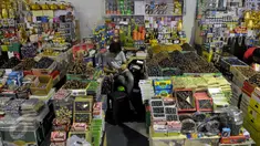 Penjual menunggu buah kurma dagangannya di pasar Tanah Abang, Jakarta, Jumat (26/6/2015). Memasuki Ramadan, penjualan kurma meningkat karena buah asal Timur Tengah ini banyak dikonsumsi untuk berbuka puasa. (Liputan6.com/Johan Tallo)