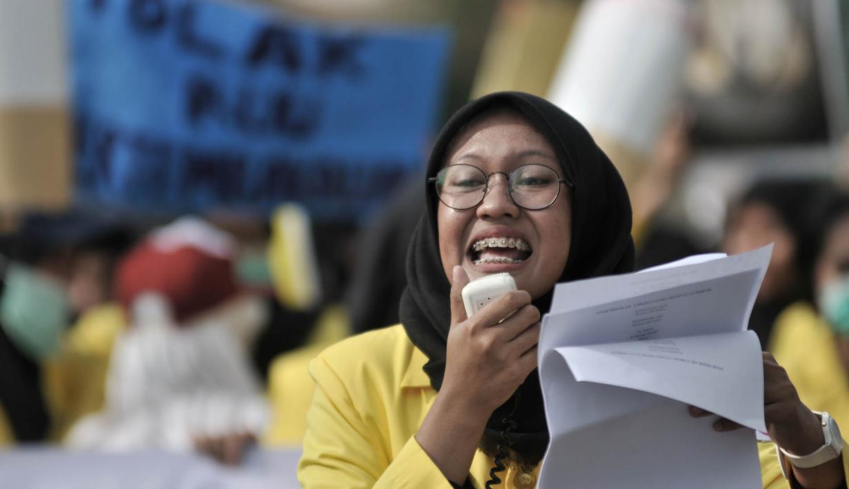 Seorang mahasiswa Universitas Indonesia (UI) memberi orasi saat menggelar kampanye Bahaya Merokok di car free day (CFD), Jakarta, Minggu (6/5). Dalam aksi tersebut para mahasiswa juga menyerukan tentang bahaya merokok. (Merdeka.com/Iqbal Nugroho)