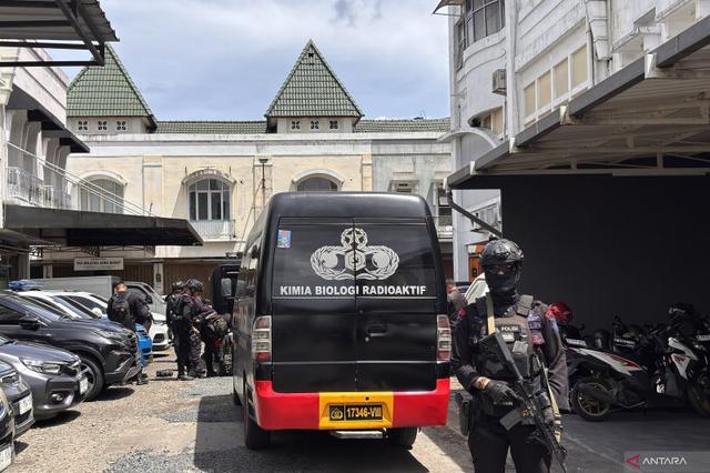 Tim Jibom mendatangi lokasi penemuan Benda Mencurigakan Diduga Bom di Gereja GKPS Bandung. (Antara)