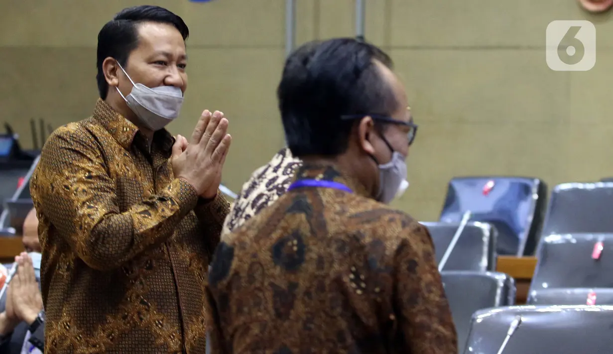 Ketua Baleg DPR Supratman Andi Agtas bersiap memimpin rapat kerja dengan perwakilan pemerintah di Kompleks Parlemen Senayan, Jakarta, Selasa (20/5/2020). Rapat kerja ini membahas lebih lanjut RUU Cipta Kerja dengan Kementerian Koperasi dan Usaha Kecil dan Menengah. (Liputan6.com/Johan Tallo)