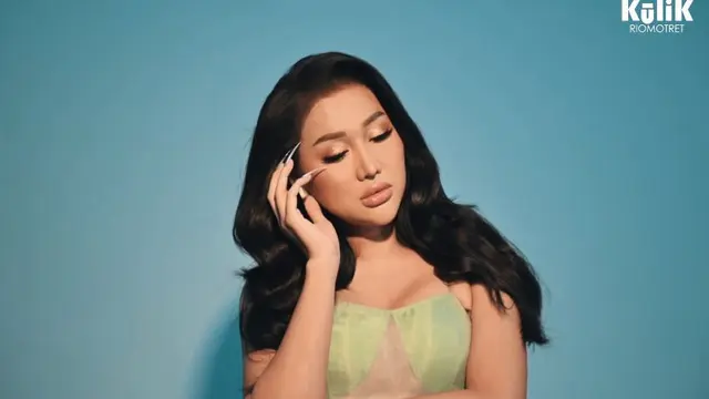 6 Pemotretan Terbaru Lucinta Luna, Bak Model Profesional