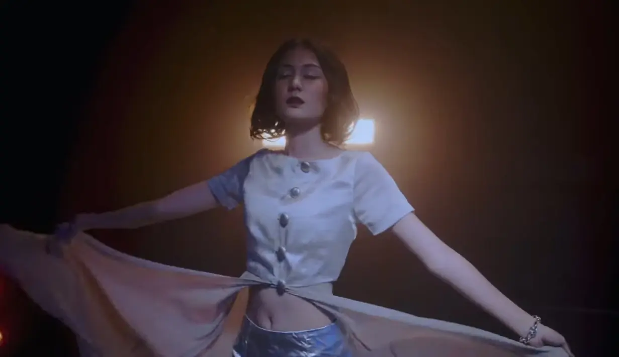 Zoe Abbas Jackson tuai dukungan karena dirasa cocok memerankan Nike. Tak hanya mirip wajah, tapi ia dirasa punya aura yang mirip sehingga ia mendapat kepercayaan dari produser. [YouTube Stro TV]