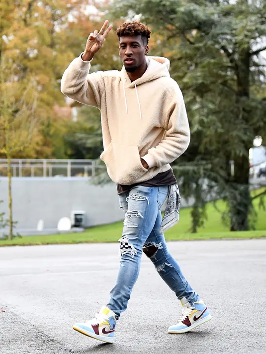 Penyerang Kingsley Coman  tiba di tempat pelatihan tim nasional Prancis Prancis di Clairefontaine en Yvelines (11/11/2019). Kingsley Coman  tampil dengan sweater krem dan celana jeans robek-robek. (AFP Photo/Franck Fife)