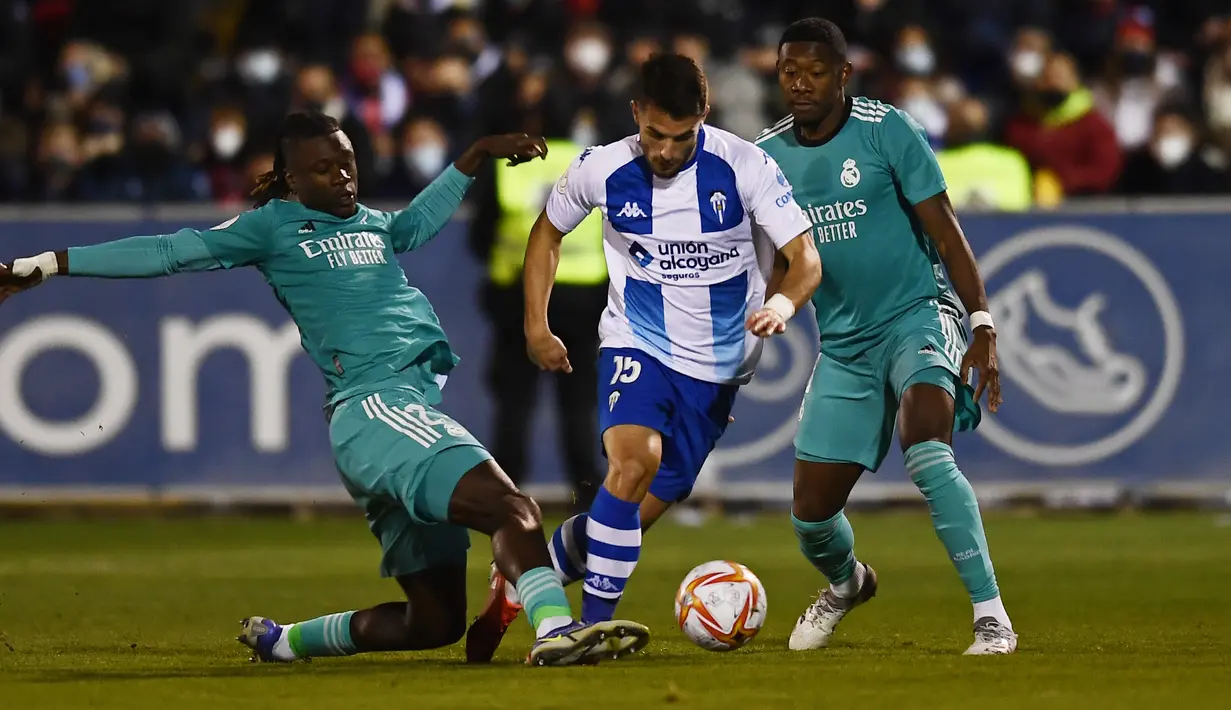 Penyerang Alcoyano, Dani Vega ditekel oleh gelandang Real Madrid Camavinga pada babak 32 besar Copa del Rey di Stadion El Callao, Alcoy, Kamis (6/1/2022) dini hari WIB. Real Madrid mengalahkan tim divis tiga Spanyol, Alcoyano dengan skor 3-1. (AP Photo/Jose Breton)
