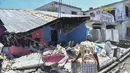 Seorang perempuan berdiri di depan rumah yang hancur setelah gempa bumi di Les Cayes, Haiti, Sabtu (14/8/2021). Wilayah Negara Haiti diguncang gempa berkekuatan magnitudo 7,1 pada Sabtu, 14 Agustus 2021 pukul 08.29.10 waktu setempat yang menewaskan lebih dari 300 jiwa. (AP Photo/Duples Plymouth)