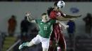 Pemain Panama, Valentin Pimentel (kanan) berebut bola dengan pemain Irlandia Utara, Shayne Lavery pada laga uji coba di Panama City, (29/5/2018). Panama dan Irlandia Utara bermain imbang 0-0. (AP/Arnulfo Franco)