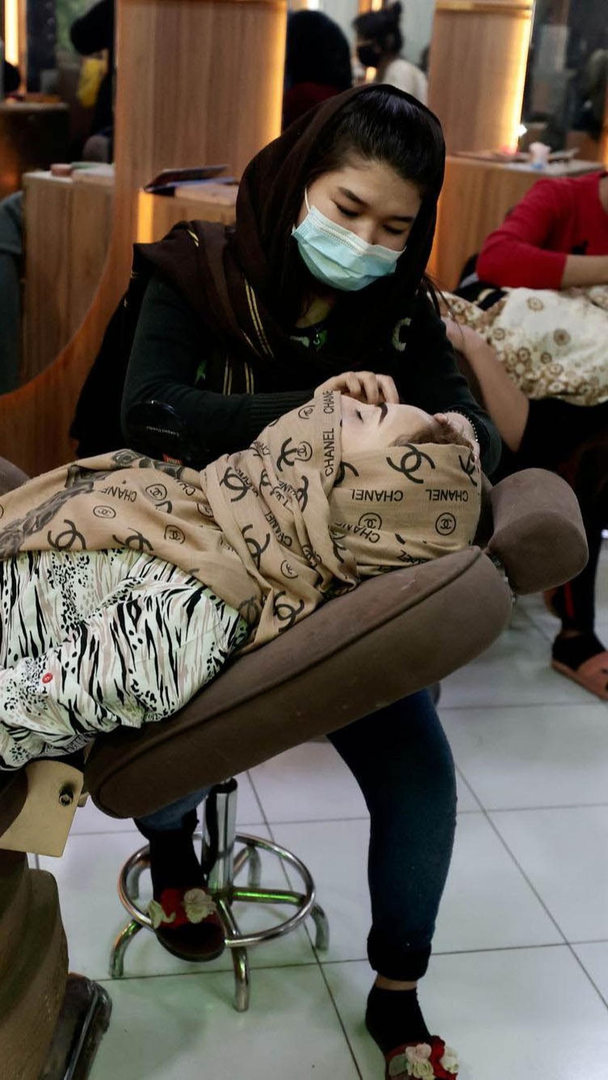 Awal Kemunculan Salon Kecantika di Afghanistan