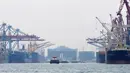 Suasana bongkar muat di Pelabuhan Indonesia II, Tanjung Priok, Jakarta, Kamis (24/1). Pemerintah memprediksi impor tahun ini hanya akan tumbuh 7,1 persen. (Liputan6.com/Angga Yuniar)