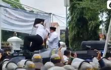 Dilempar Sandal dan Botol, Bupati Pati Dievakuasi Pakai Kendaraan Taktis