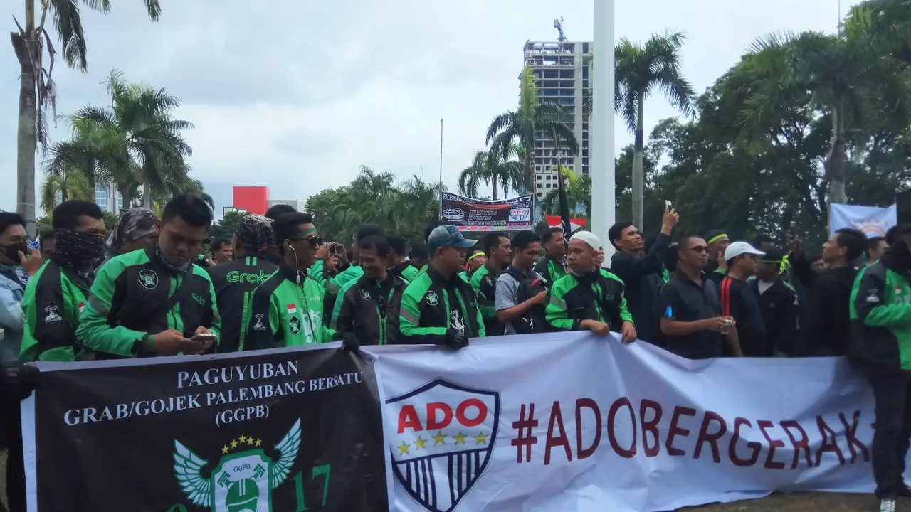 Pasutri Dianiaya Saat Rekam Pengeroyokan Pengemudi Taksi Online