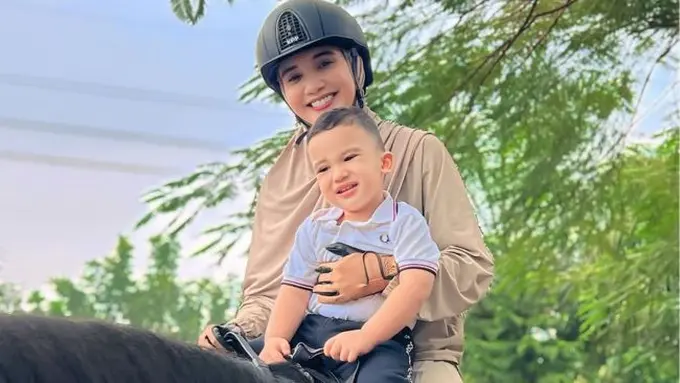 Potret Zaskia Sungkar Ajak Ukkasya dan Humaira Berkuda (credit: instagram/zaskiasungkar15)