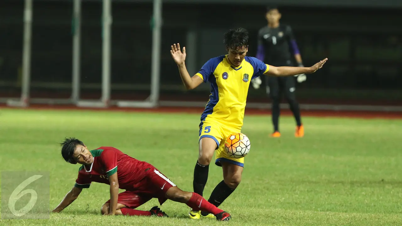 Pemain Timnas Indonesia U-19, Firza Andika (bawah), saat menghadapi Patriot Candrabhaga FC pada uji coba April lalu. Firza Andika menyumbang satu gol pada uji coba melawan Malang United, Selasa (20/6/2017). (Liputan6.com/Helmi Fithriansyah)