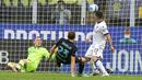 Hanya berjarak lima menit, Inter kembali mencetak gol untuk unggul 3-0. Nicolo Barella berhasil menaklukkan Lukasz Skorupski usai menerima bola sapuan yang tidak sempurna dari Lorenzo De Silvestri. (AP/Luca Bruno)