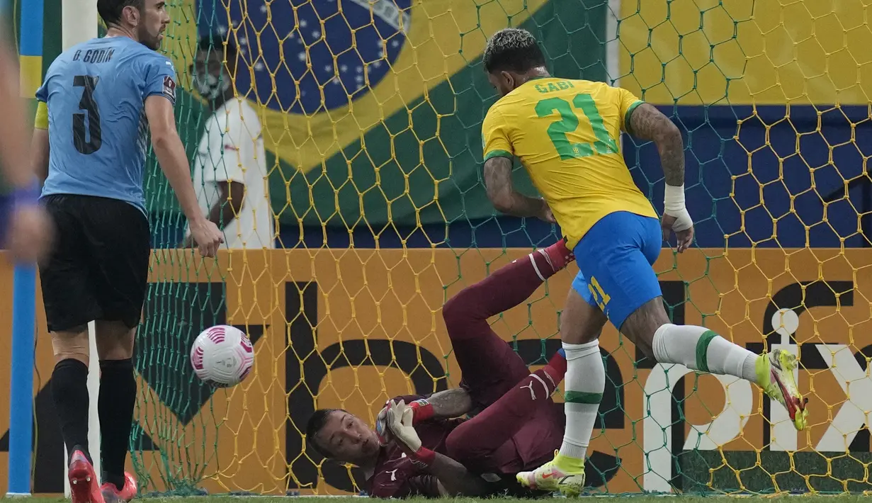 Pemain Brasil Gabriel Barbosa (kanan) mencetak gol ke gawang Uruguay pada pertandingan kualifikasi Piala Dunia 2022 di Arena da Amazonia, Manaus, Brasil, Kamis (14/10/2021). Brasil menang 4-1. (AP Photo/Andre Penner)