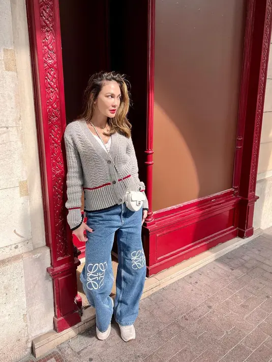 Masih dengan jeans yang sama, Luna Maya mengganti atasannya dengan t-shirt dan knitwear [@lunamaya]