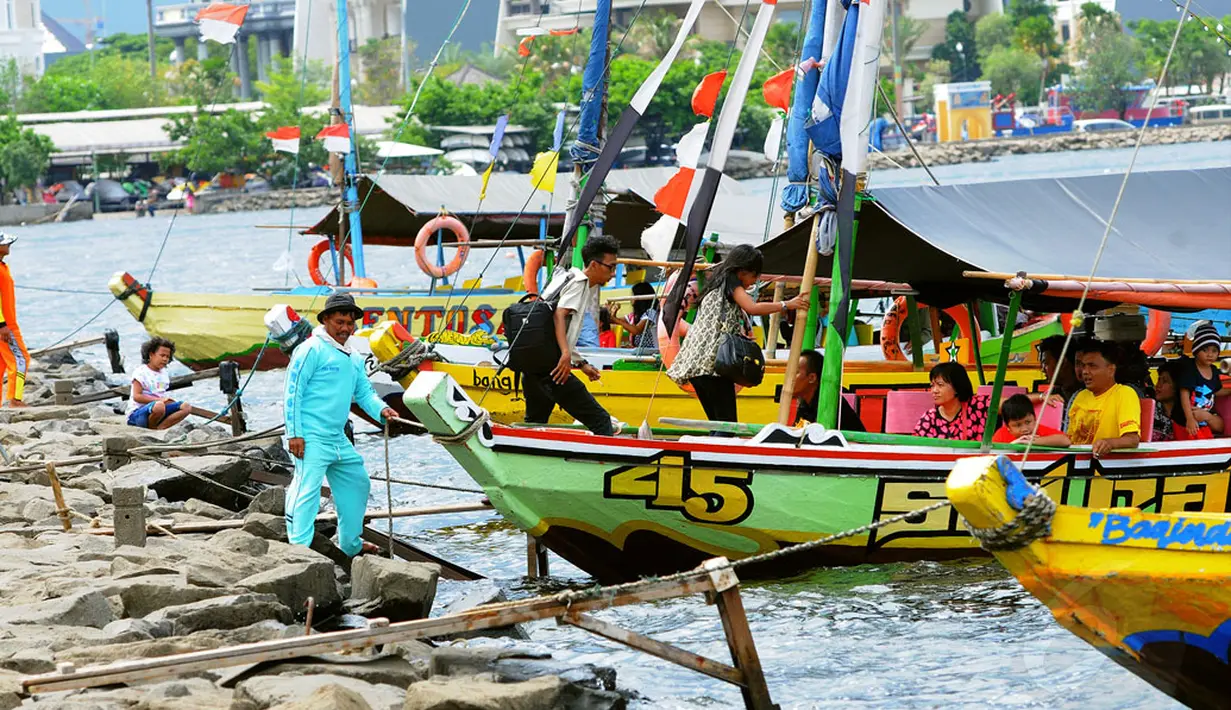 Libur Natal dan Sekolah, ribuan wisatawan memadati Taman Impian Jaya Ancol, Jakarta, Jumat (26/12/2014). Beberapa pengunjung memanfaatkan perahu sewaan untuk berkeliling kawasan Pantai Ancol, Jakarta. (Liputan6.com/Faisal R Syam)