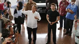 Menkominfo Rudiantara menyambut kedatangan pendiri sekaligus CEO Telegram, Pavel Durov setibanya di kantor Kemenkominfo, Jakarta, Selasa (1/8). Pertemuan Menkominfo dengan Durov untuk menindaklanjuti pemblokiran Telegram. (Liputan6.com/Angga Yuniar)