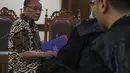 Jaksa mengatakan pencucian uang yang dilakukan Nurhadi berupa pembelian tanah dan bangunan senilai Rp 138,5 miliar. Tampak dalam foto, mantan sekretaris Mahkamah Agung (MA), Nurhadi (kiri), berjalan usai mengikuti sidang di Pengadilan Tindak Pidana Korupsi (Tipikor), Jakarta, Selasa (18/11/2025). (merdeka.com/Arie Basuki)