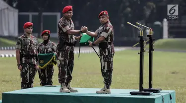 Mayjen Madsuni melakukan salam komando dengan Danjen Kopassus Mayjen Eko Margiyono saat Upacara Penyerahan Satuan di Lapangan Mako Kopassus, Jakarta, Jumat (23/3). Jabatan Danjen Kopassus diserahterimakan ke Eko Margiyono. (Liputan6.com/Faizal Fanani)