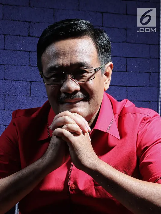 Pembina Bara Baja Djarot Saiful Hidayat berpose saat pemotretan di kantor KLY, Jakarta, Rabu (19/9). Djarot pernah menjabat sebagai Ketua Komisi A Dewan Perwakilan Rakyat Daerah Jawa Timur dari tahun 1999 sampai 2000. (Liputan6.com/Herman Zakharia)
