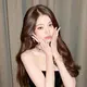 Kombinasi keduanya menciptakan kontras sempurna antara aura glamor dan youthful beauty khas sang idol. [@for_everyoung10].