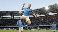 Pemain Napoli, Scott McTominay melakukan selebrasi setelah mencetak gol cepat pada detik ke-25 saat laga lanjutan Liga Italia 2024/2025 melawan Como yang berlangsung di Stadion Diego Armando Maradona, Naples, Italia, Jumat (04/10/2024) WIB. (AP Photo/LaPresse/Alessandro Galofaro)