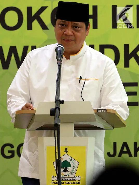Ketum Partai Golkar Airlangga Hartato memberikan sambutan saat acara Istighosah menyambut Milad ke-54 Partai Golkar dan Hari Santri Nasional, di aula DPP Partai Golkar, Jakarta, Kamis (18/10). (Liputan6.com/Johan Tallo)