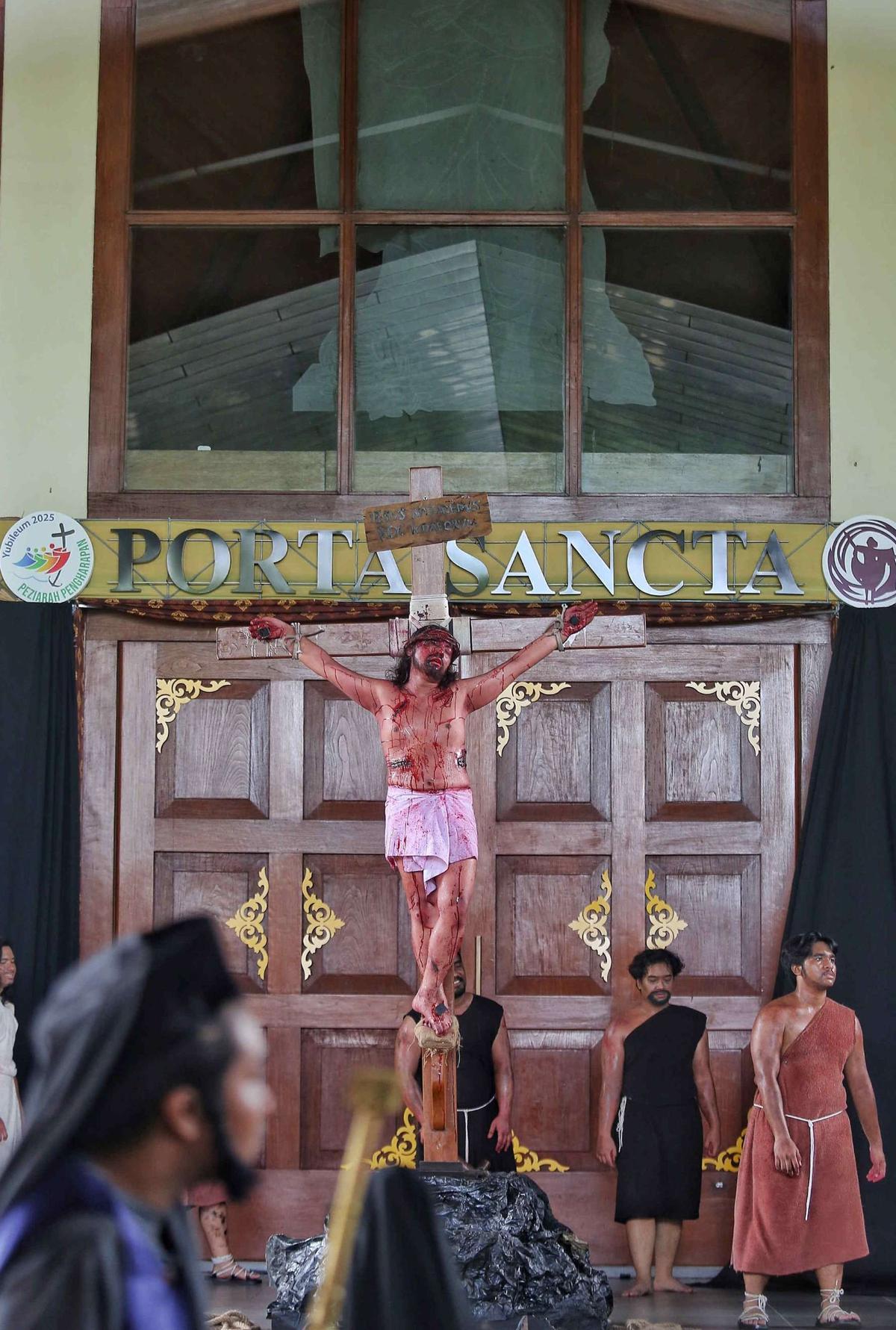 Drama penyaliban Yesus Kristus selama peringatan Jumat Agung