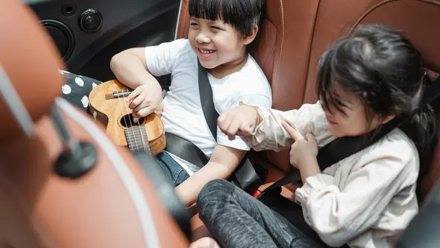 Anak-anak di dalam mobil