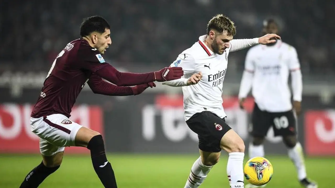 Guillermo Maripan berebut bola dengan Santiago Gimenez (kanan) dalam laga Torino vs AC Milan di Serie A 2024/2025, Minggu (23/2/2025) malam WIB. (c) Alberto Gandolfo/LaPresse via AP