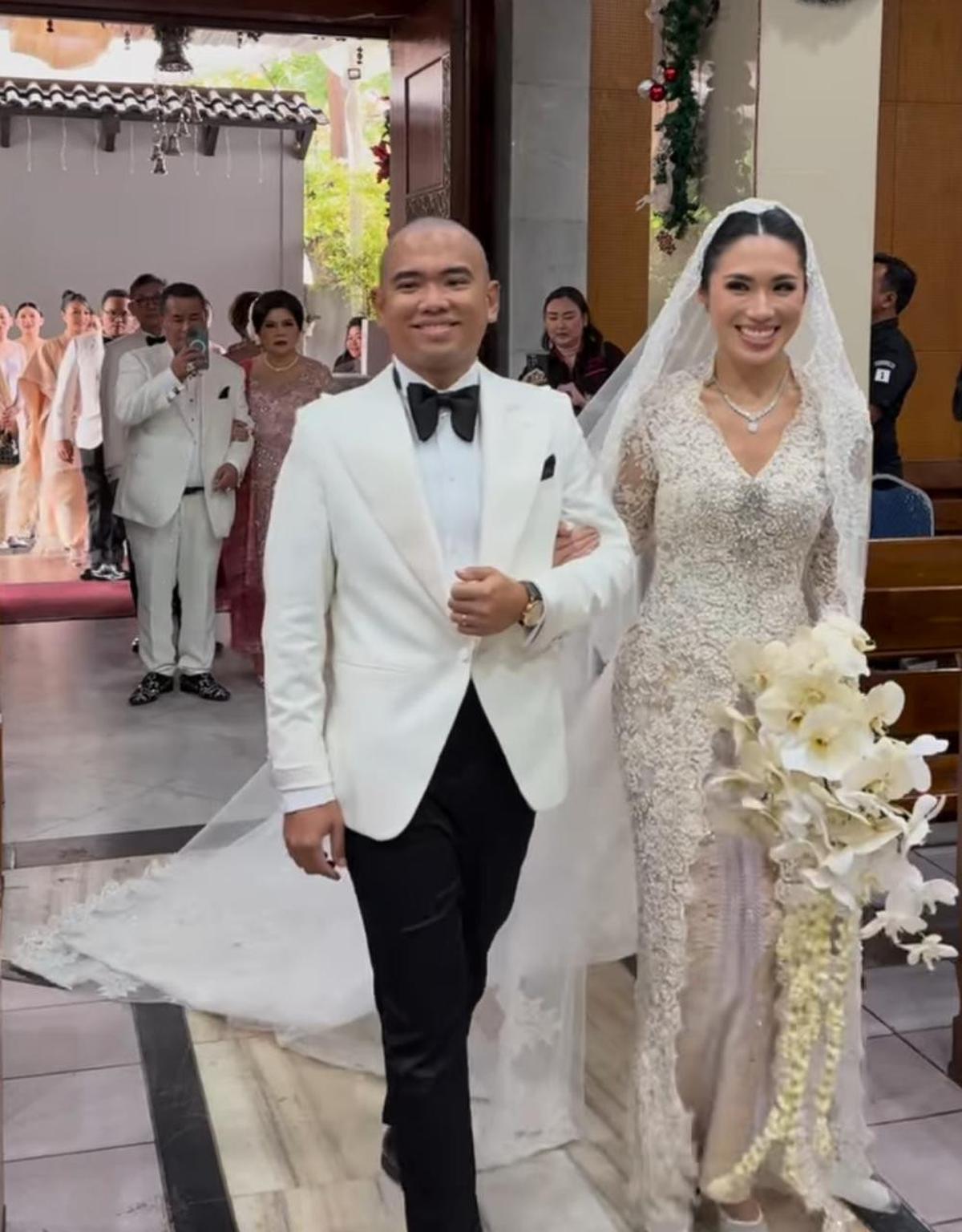 7 Potret Suasana Haru di Pernikahan Frank Hutapea, Hotman Paris Tampil Melow di Momen Sakral
