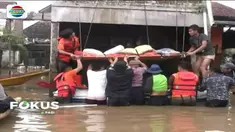 Deden, meninggal akibat sakit jantung dan liver menahun. Ia bertahan di lokasi banjir dan memilih bertahan di rumah lantai dua ketimbang mengungsi.