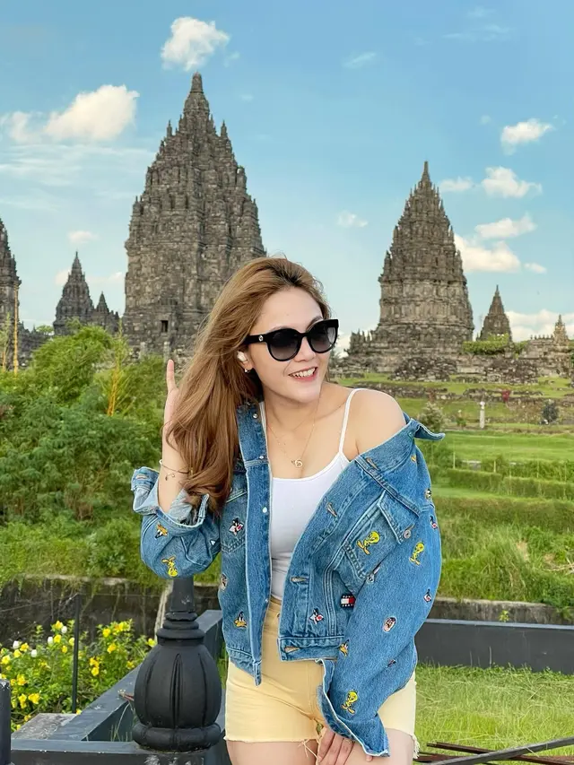 5 Potret Dara Rafika Eks Trio Macan saat Liburan Ke Yogyakarta