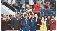 Dua pemain Timnas Argentina U-20, Diego Markic dan Juan Roma Riquelme mengangkat trofi juara pada Piala Dunia U-20 1997 yang berlangsung di Malaysia. (Dok. FIFA)