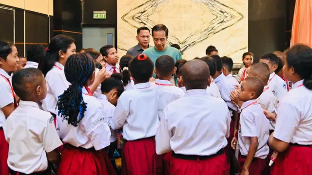 Potret Presiden Jokowi Ketika Diserbu Murid SD dan Ditanya Kenapa Ibu Kota Negara Baru Indonesia atau IKN Harus Pindah ke Kalimantan, Bukan Papua? (Foto: Laily Rachev - Biro Pers Sekretariat Presiden)