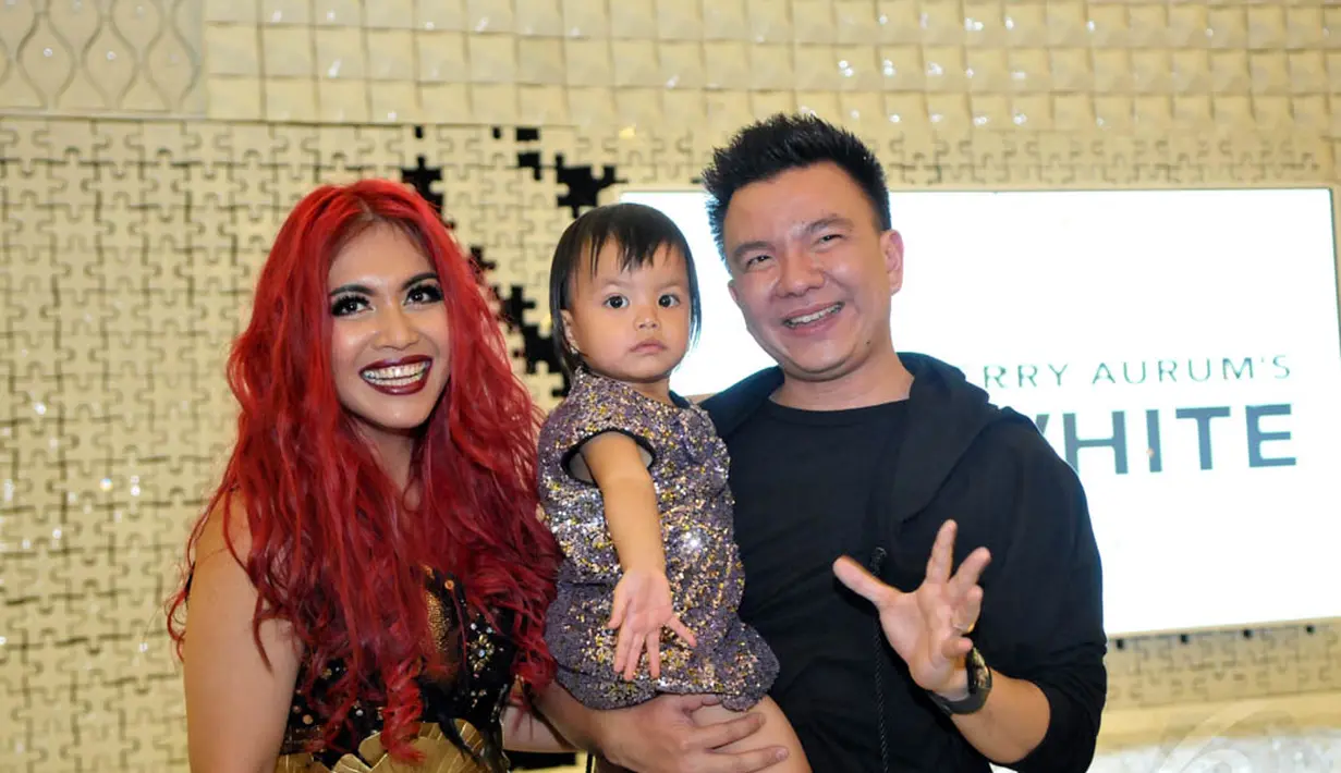 Denada dipinang seorang fotografer bernama Jerry Aurum dan kini memiliki seorang putri. Diketahui bahwa Jerry pemeluk Kristen sementara Denada adalah pemeluk Islam. (Liputan6.com/Panji Diksana)