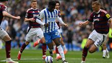 Bek Newcastle United asal Inggris #33, Dan Burn (kanan), bertahan dari gelandang Brighton asal Kamerun #20, Carlos Baleba, dalam pertandingan Premier League Inggris antara Brighton dan Hove Albion dan Newcastle United di Stadion American Express Community di Brighton, Inggris selatan pada 4 Mei 2025. (Glyn KIRK/AFP)