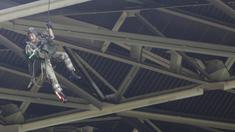 Seorang penerjun tersangkut di Atap Stadion Gelora Bung Karno saat melakukan atraksi terjun payung. Sekitar 15 menit moment menegangkan itu terjadi. (Bola.com/Vitalis Yogi Trisna)