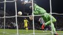 Kiper PAOK, Alexandros Paschalakis, berusaha menghalau bola saat melawan Chelsea pada laga Liga Europa di Stadion Toumbas, Thessaloniki, Kamis (20/9/2018). PAOK takluk 0-1 dari Chelsea. (AP/Thanassis Stavrakis)