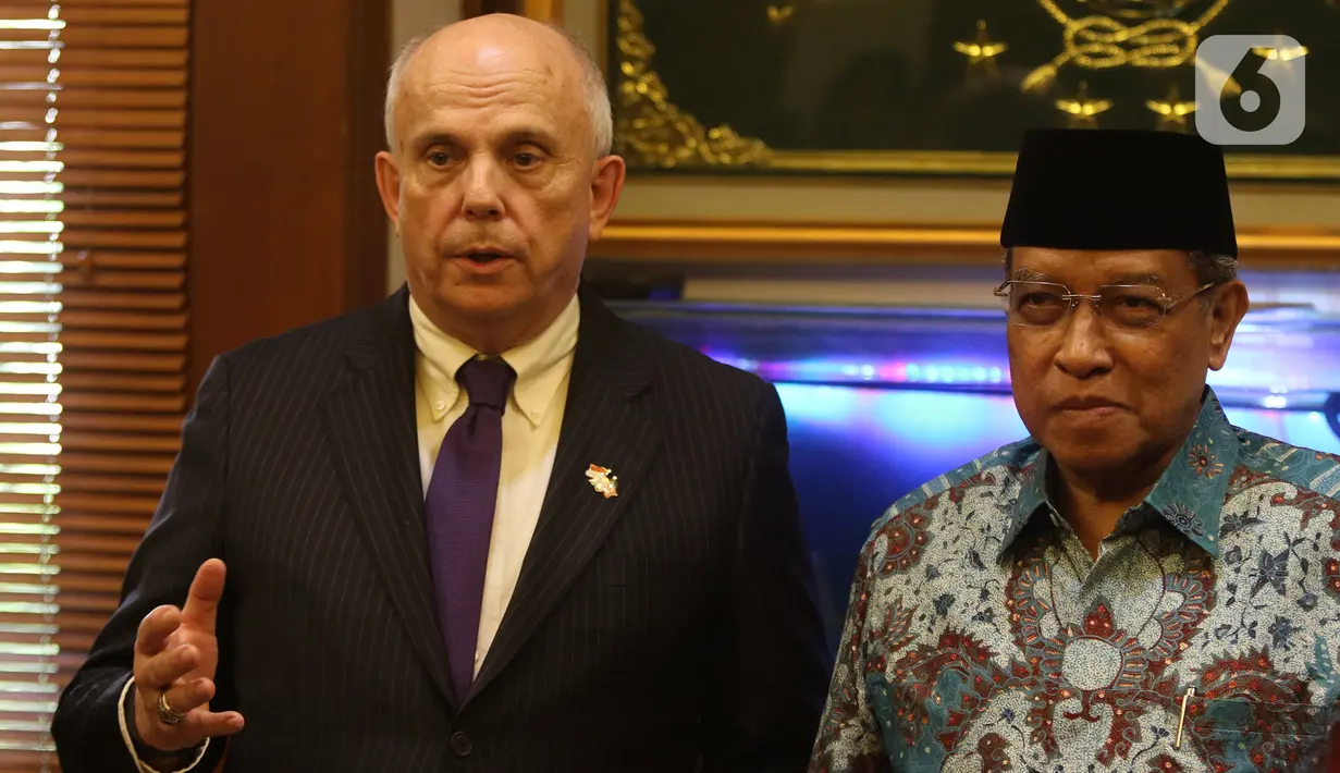 Ketua Umum Pengurus Besar Nahdlatul Ulama (PBNU), Said Aqil Siradj menerima Duta Besar AS untuk Indonesia Joseph R Donovan Jr. di Jakarta, Senin (21/10/2019). Pertemuan dalam rangka silaturahmi kepada organisasi massa Islam di Jakarta dan menjalanin kerja sama. (Liputan6.com/Herman Zakharia)