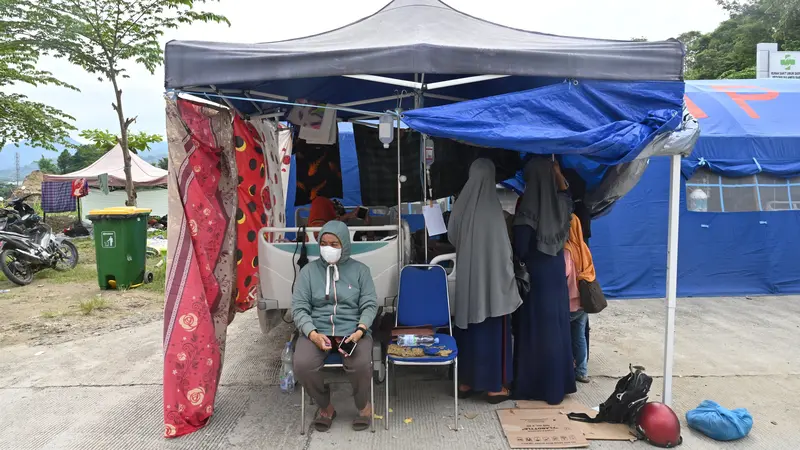 Tenda perawatan korban gempa Mamuju