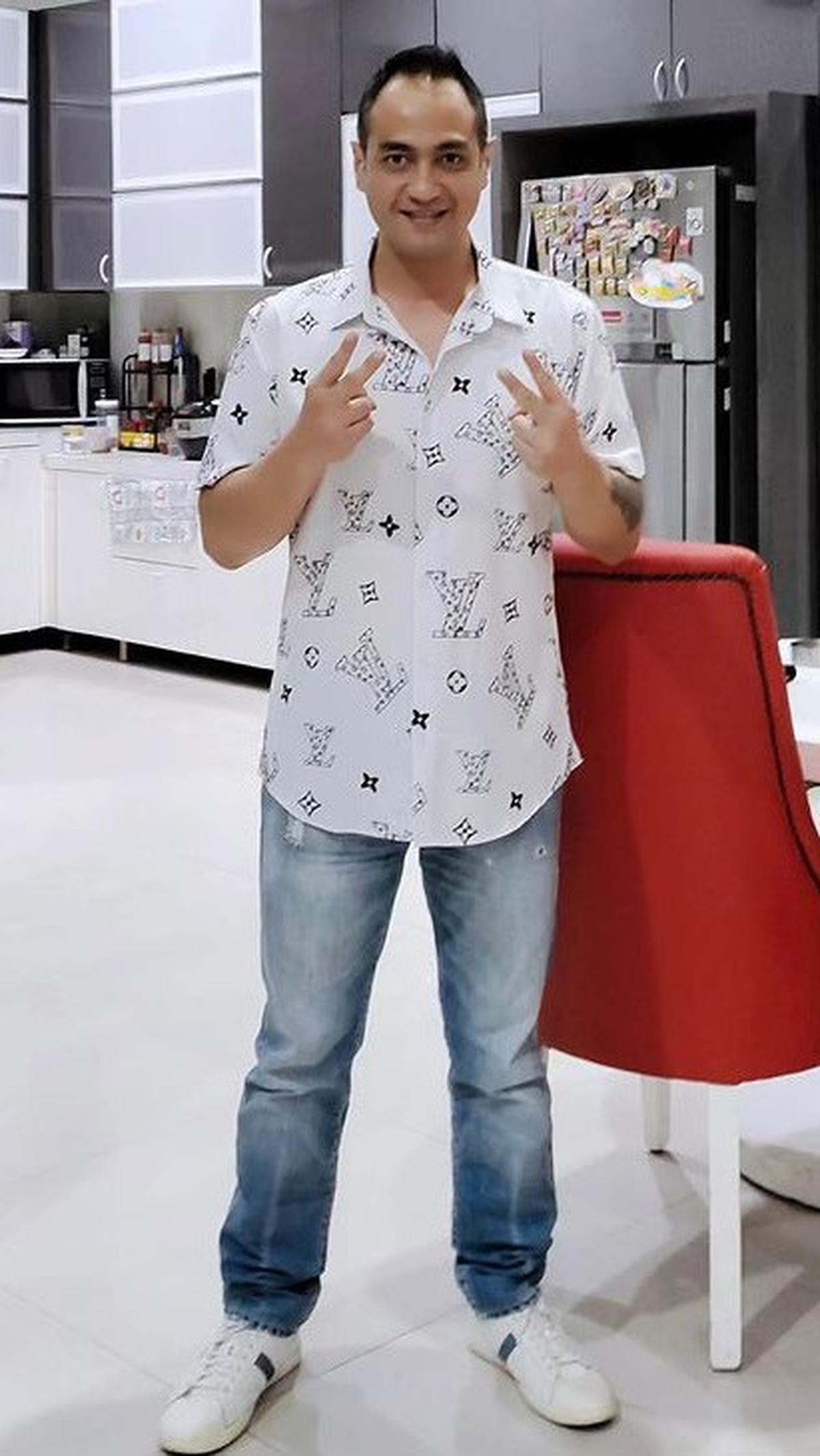 Mantan suami Venna Melinda, Ferry Irawan juga mengalami kondisi serupa dengan Indra Bekti. Ia sempat dirawat beberapa hari di rumah sakit sampai akhirnya kini sudah mulai membaik.