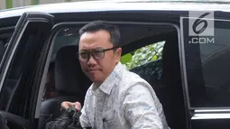 Menteri Pemuda dan Olahraga (Menpora), Imam Nahrawi turun dari mobil setibanya di Gedung KPK, Jakarta, Kamis (24/1). Menpora Imam memenuhi panggilan sebagai saksi dalam kasus dugaan suap terkait dana hibah Kemenpora ke KONI. (Merdeka.com/Dwi Narwoko)