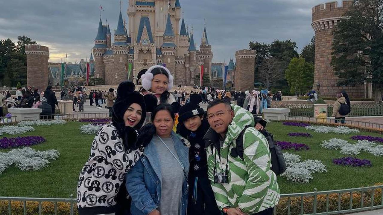 Setia Kepada Anang & Ashanty, 8 Potret Suwarsiha Baby Sitter Arsy Bahagia Ikut Liburan di Jepang,