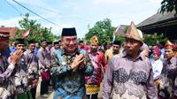 Bupati Tanggamus, Saleh Asmawi dianugerahi Adok atau gelar 'Batin Pemimpin Massa Dalom Pati Kesuma Negara' oleh para tokoh adat. (Tim News).