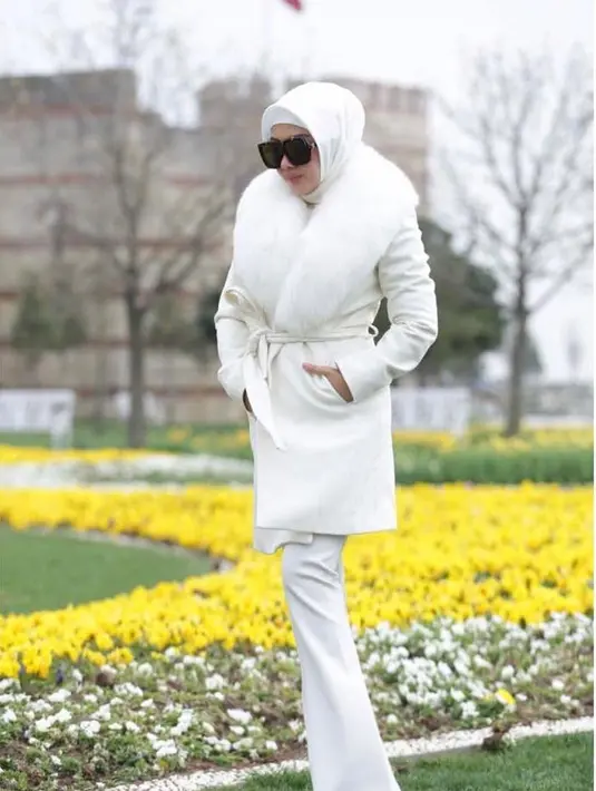 Gaya Syahrini di hamparan bunga di Istanbul, Turki. Katanya, foto ini adalah foto favorit Syahrini. (Liputan6.com/Instagram/@princessyahrini)