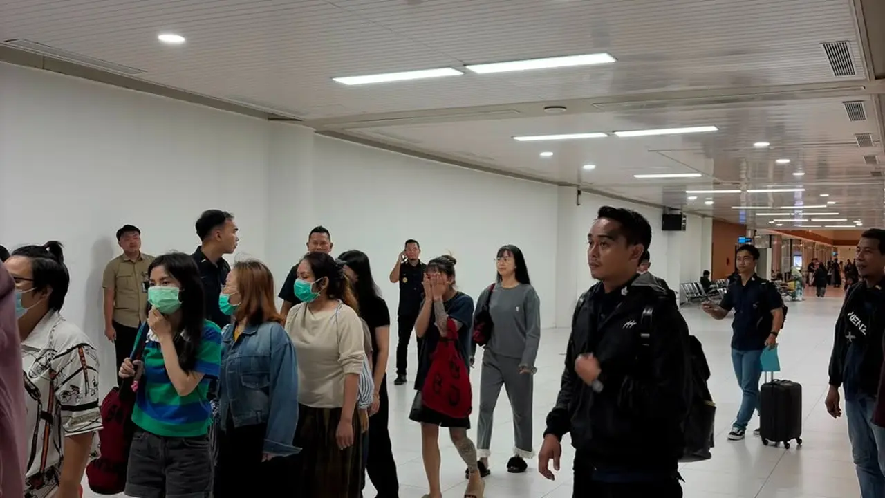 25 WN Vietnam Pelaku Dugaan Trading Scam Dideportasi dari Batam, Langsung Diserahkan ke Polisi Negaranya