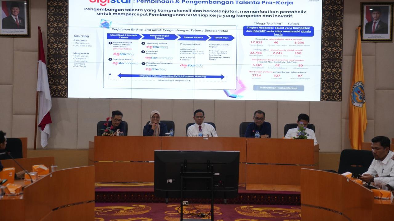 Direktur Utama Telkom Dian Siswarini saat memberikan pemaparan terkait Digistar pada acara Seminar Telkom AI Connect di Universitas Negeri Padang pada Senin (27/10).