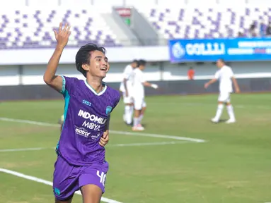 Pemain Persita Tangerang, Yardan Yafi melakukan selebrasi setelah mencetak gol pembuka ke gawang Arema FC dalam laga lanjutan BRI Liga 1 2024/2025 di Indomilk Arena, Tangerang, Minggu (20/04/2025) WIB. (Bola.com/M Iqbal Ichsan)